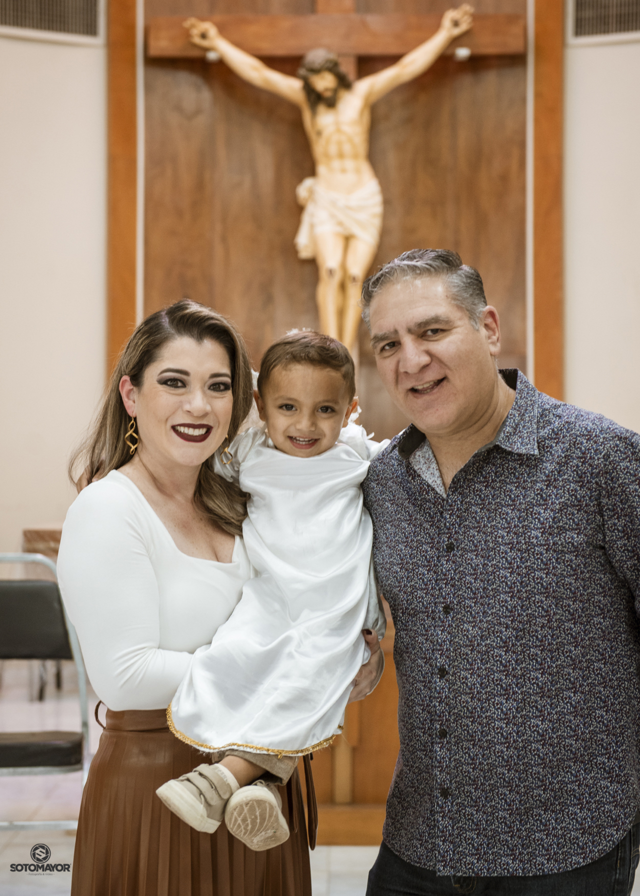 Mauricio Rodríguez De la Torre con sus padrinos Fabiola Campos y Mauricio Jaik.