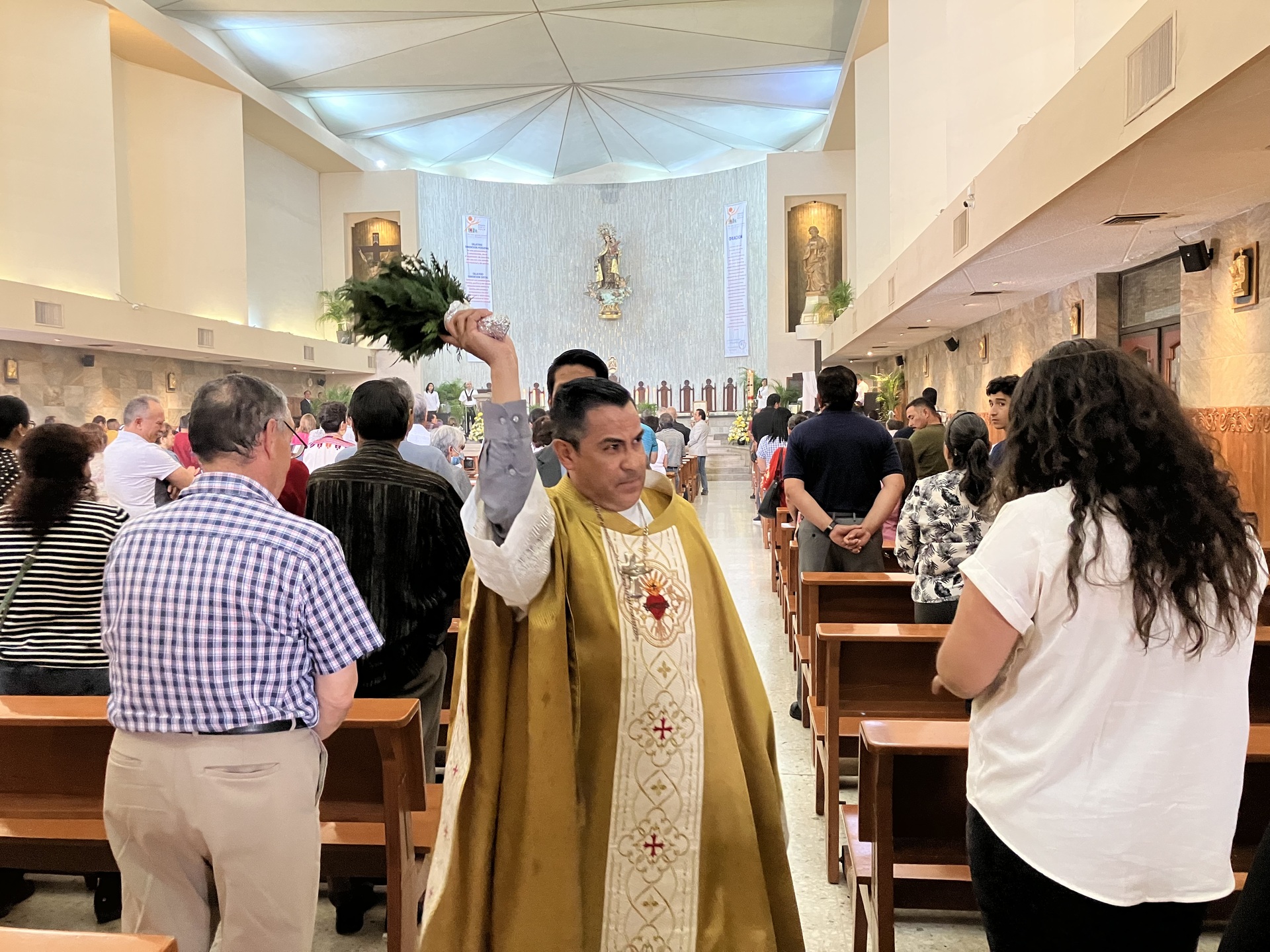 Fieles celebran resurrección de Jesús en Catedral del Carmen de Torreón