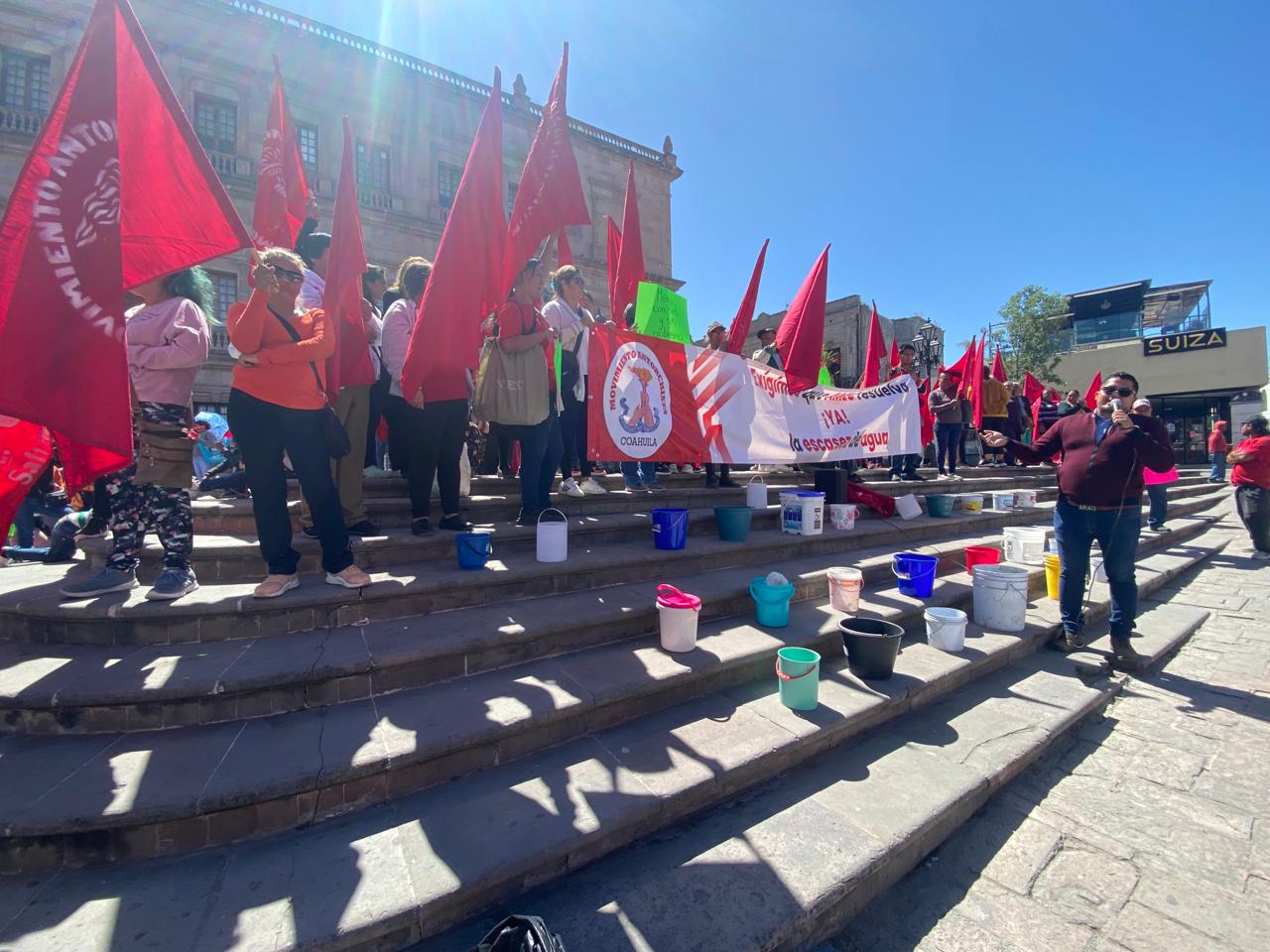 Ciudadanos de Saltillo, Ramos Arizpe y Arteaga, se manifestaron en la Plaza de la Nueva Tlaxcala. (PENÉLOPE CUETO)