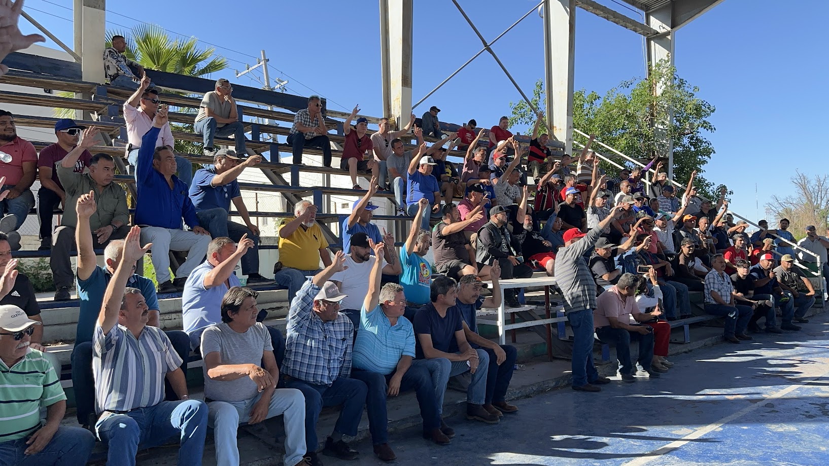 Obreros de Altos Hornos de México realizaron este jueves una asamblea en la que votaron por levantar el bloqueo a la siderúrgica. (SERGIO A. RODRÍGUEZ)