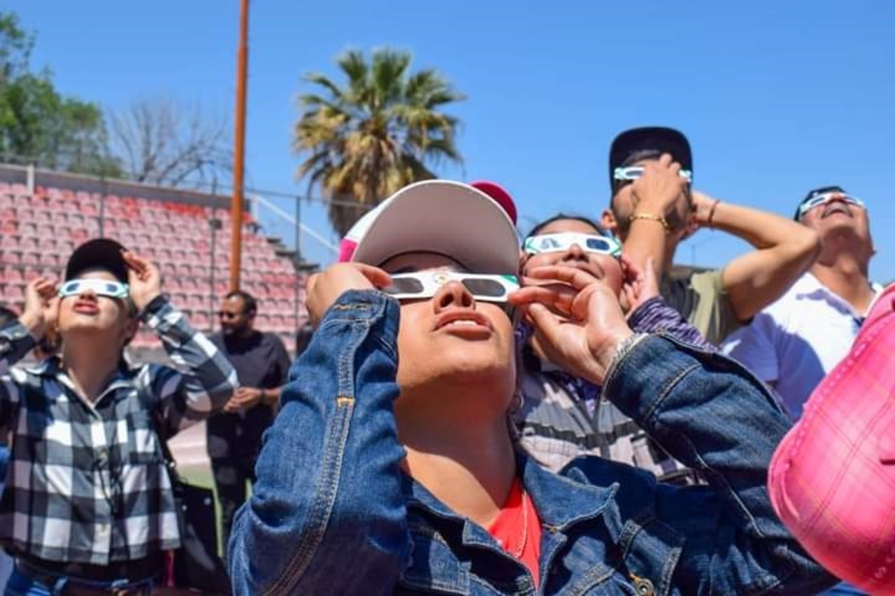 El sector salud alertó a la población para que eviten ver el eclipse a través de radiografía, vidrio polarizado, lente de sol o reflejo en el agua.