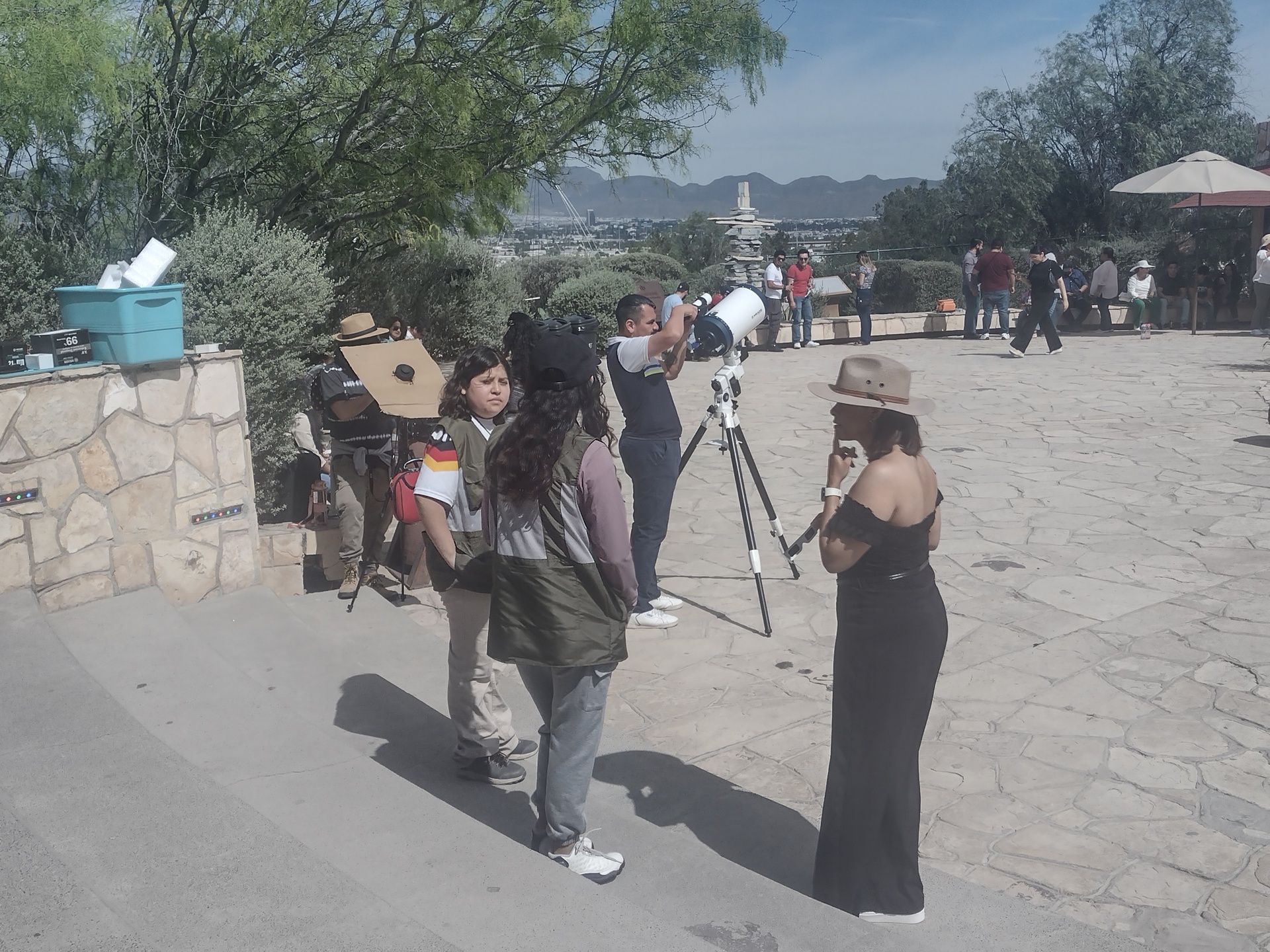 Se preparan para ver el eclipse en Torreón. (ISABEL AMPUDIA)