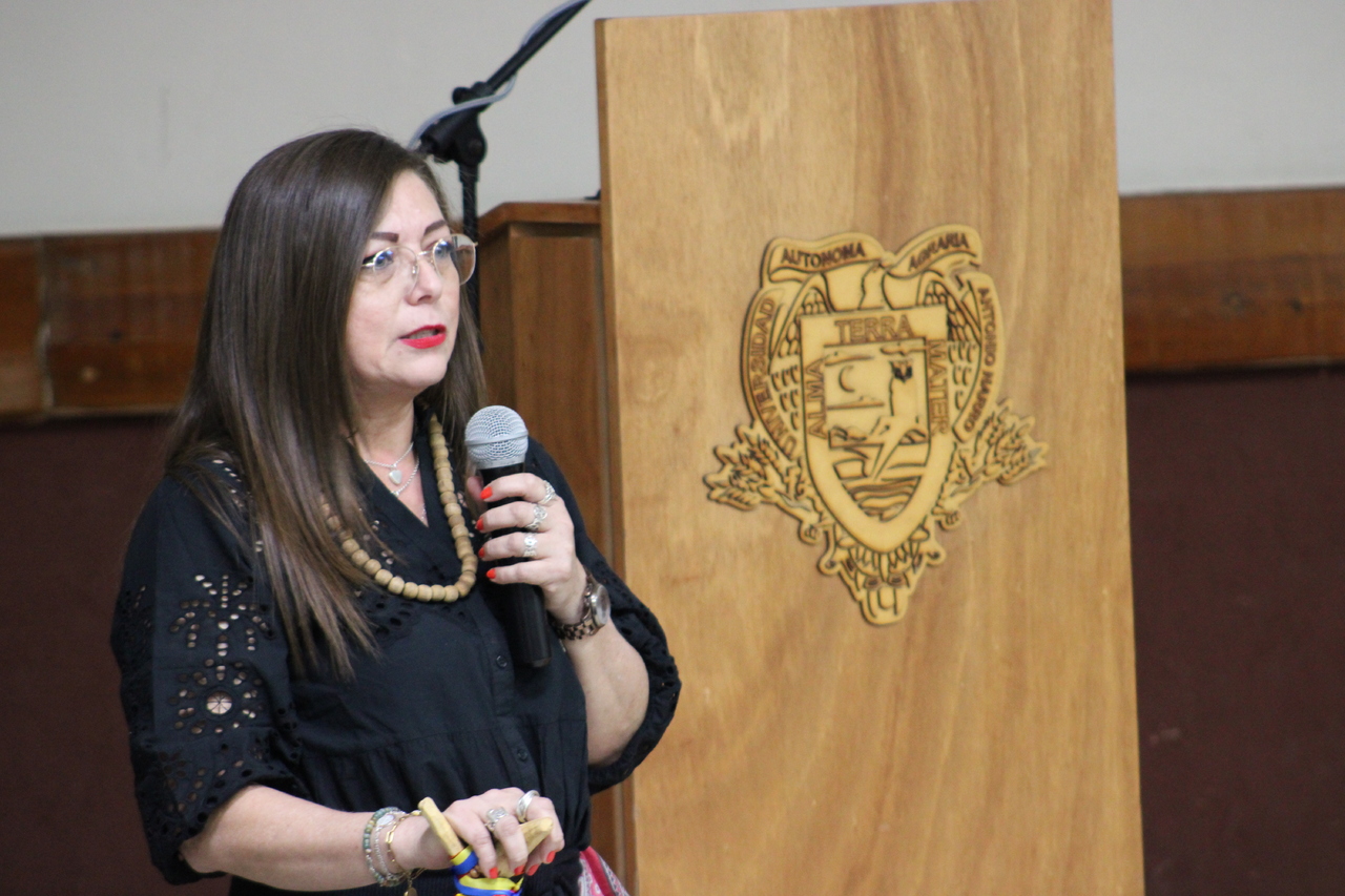 La chamana sanadora Gabriela Fierro impartió una conferencia sobre la energía de los eclipses.
