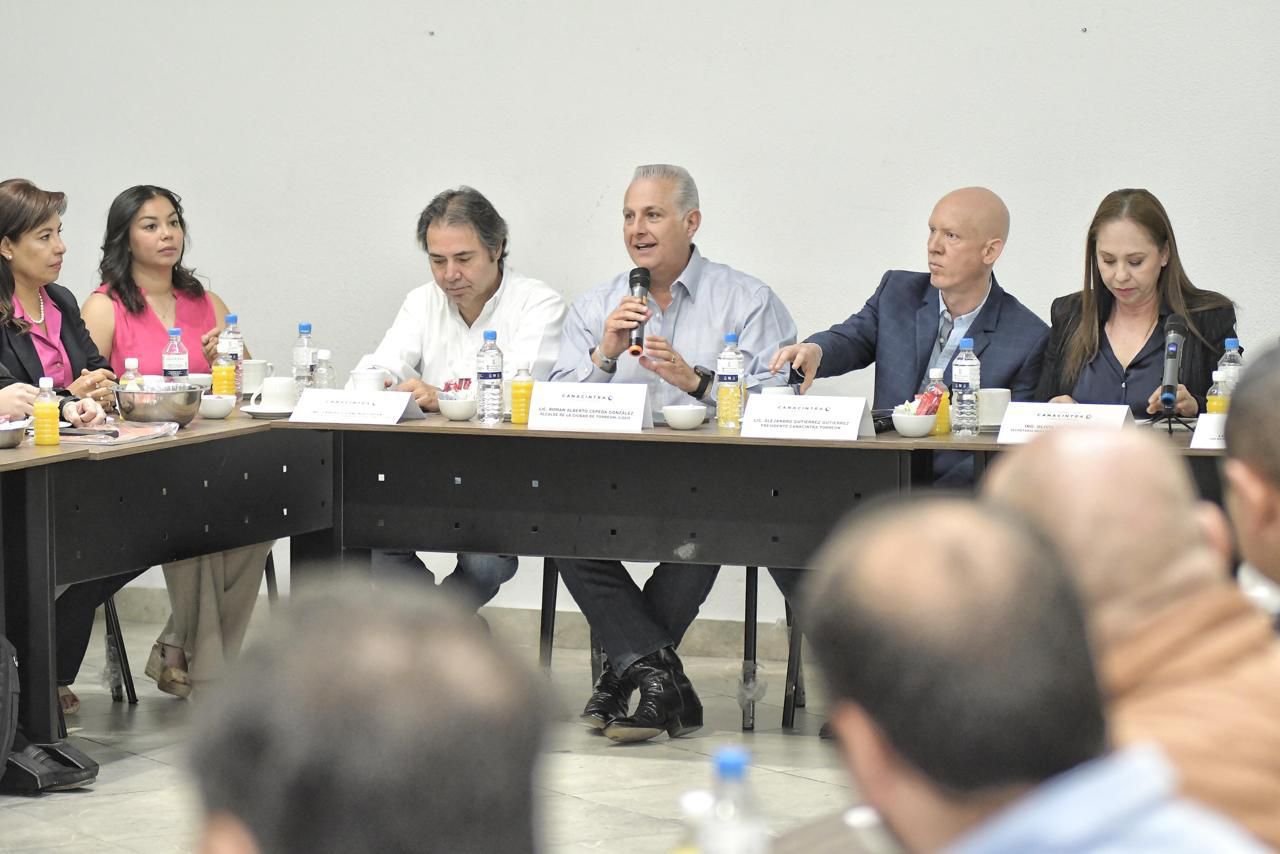 El alcalde Román Alberto Cepeda se reunió este martes con integrantes de la Cámara Nacional de la Industria de la Transformación de Torreón. (MA. ELENA HOLGUÍN)