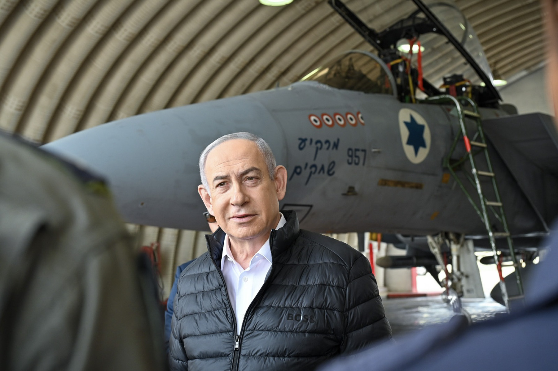 El primer ministro israelí, Benjamín Netanyahu, visita la base aérea de Tel Nof, el jueves en Rehovot. (ARCHIVO)