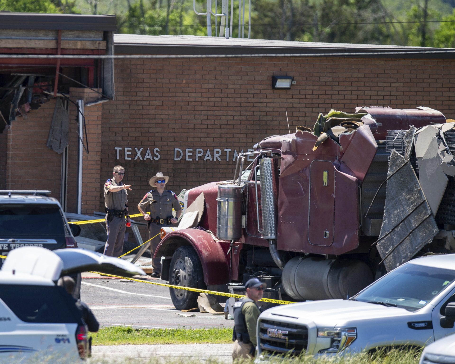 Un camión de 18 ruedas con remolque se estrelló en un edificio del Departamento de Seguridad Pública de Texas. (AP)