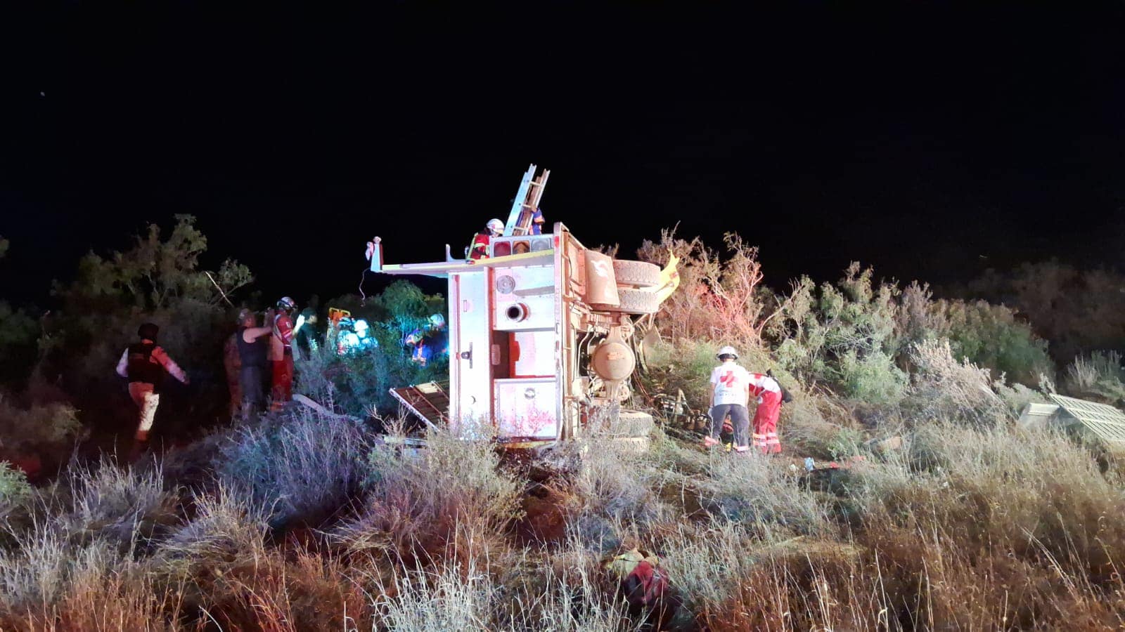 Camión de bomberos sufre accidente en carretera de Coahuila. (RENÉ ARELLANO)