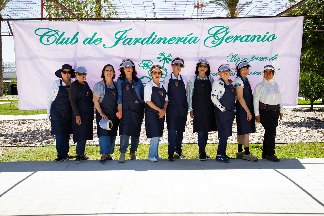 Las integrantes del Club de Jardinería Geranio donaron y plantaron para obtener sombra.