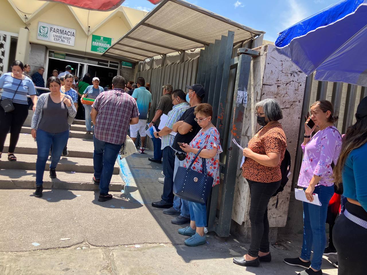Al mediodía de ayer, El Siglo de Torreón acudió al lugar y se pudo constatar que había una fila de personas, aunque no como antes.