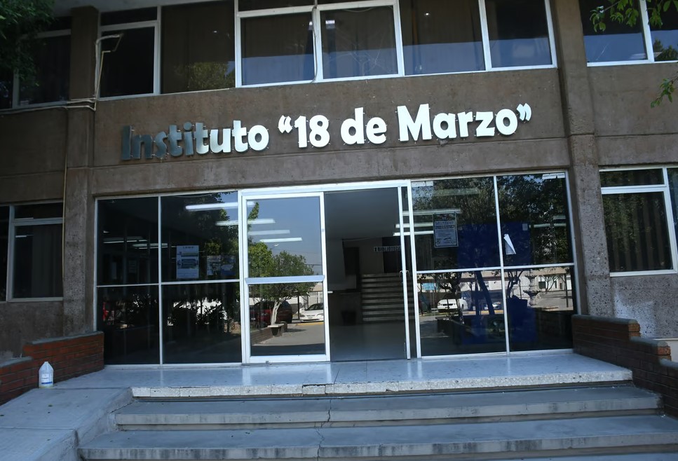 Deteriorados los murales del Instituto 18 de Marzo en Gómez Palacio