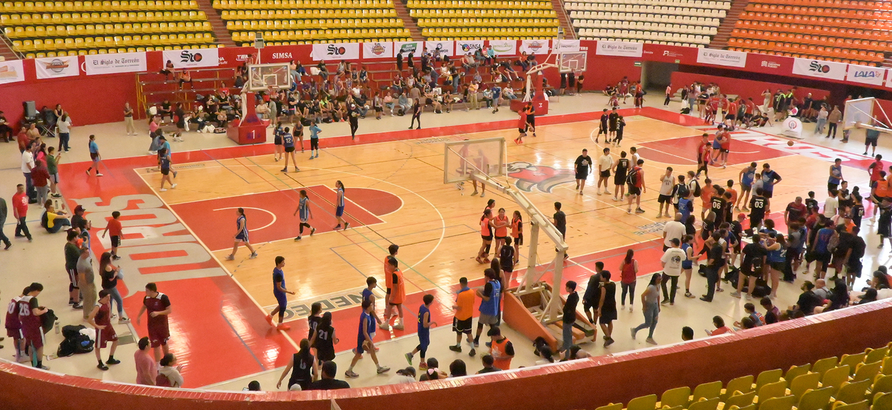 Es la segunda ocasión que se celebra este torneo en la que participan jugadores de distintas edades sobre la duela del Auditorio Municipal, territorio del equipo local de basquetbol, los Toros Laguna. (Archivo)