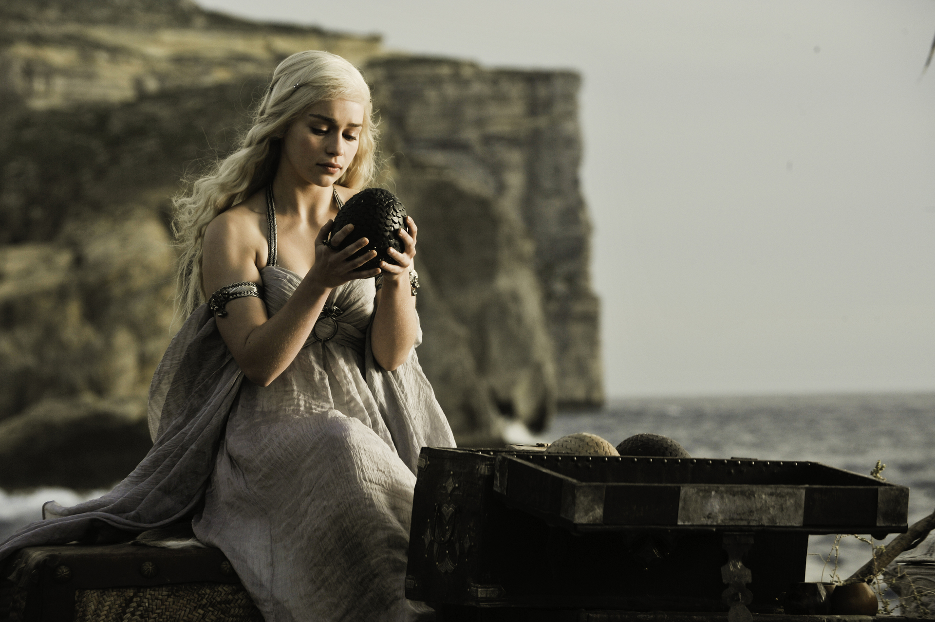 Actriz Emilia Clarke como  Daenerys Targaryen en la serie Game of Thrones. (ARCHIVO)
