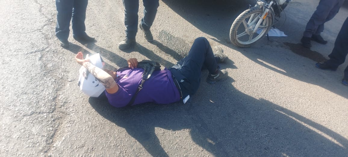 Un motociclista resultó lesionado tras impactarse contra la parte trasera de un autobús. (EL SIGLO DE TORREÓN)