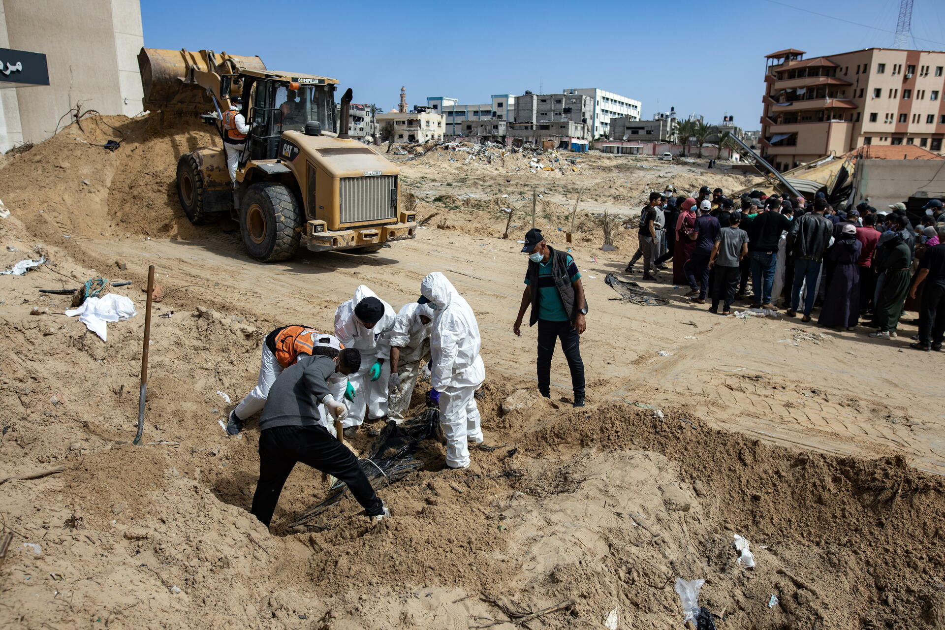 Recuperación de cuerpos en fosas comunes en los patios del Hospital Naser en Jan Yunis, sur de la Franja de Gaza. (ARCHIVO)