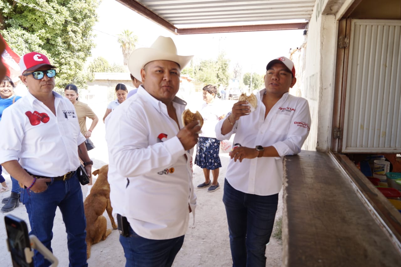 Cumpliendo con su compromiso de recorrer la totalidad de las 123 comunidades del medio rural, que comprenden el décimo distrito local, Daniel Santoyo y el candidato a diputado federal, Cristian Mijares, visitaron La Torreña.