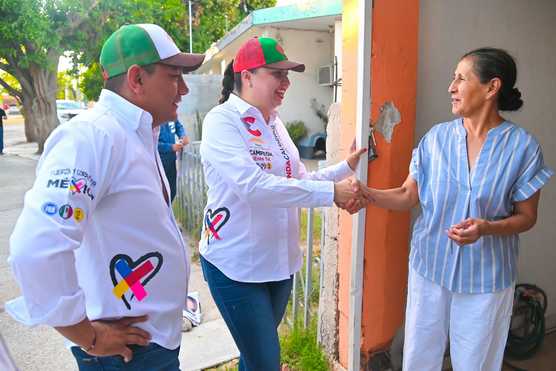 Brenda Calderón candidata a Diputada Local por la coalición Fuerza y Corazón por México, realizó un recorrido donde también estuvo el candidato a Diputado Federal por el Distrito 02, Cristian Mijares. (DIANA GONZÁLEZ)