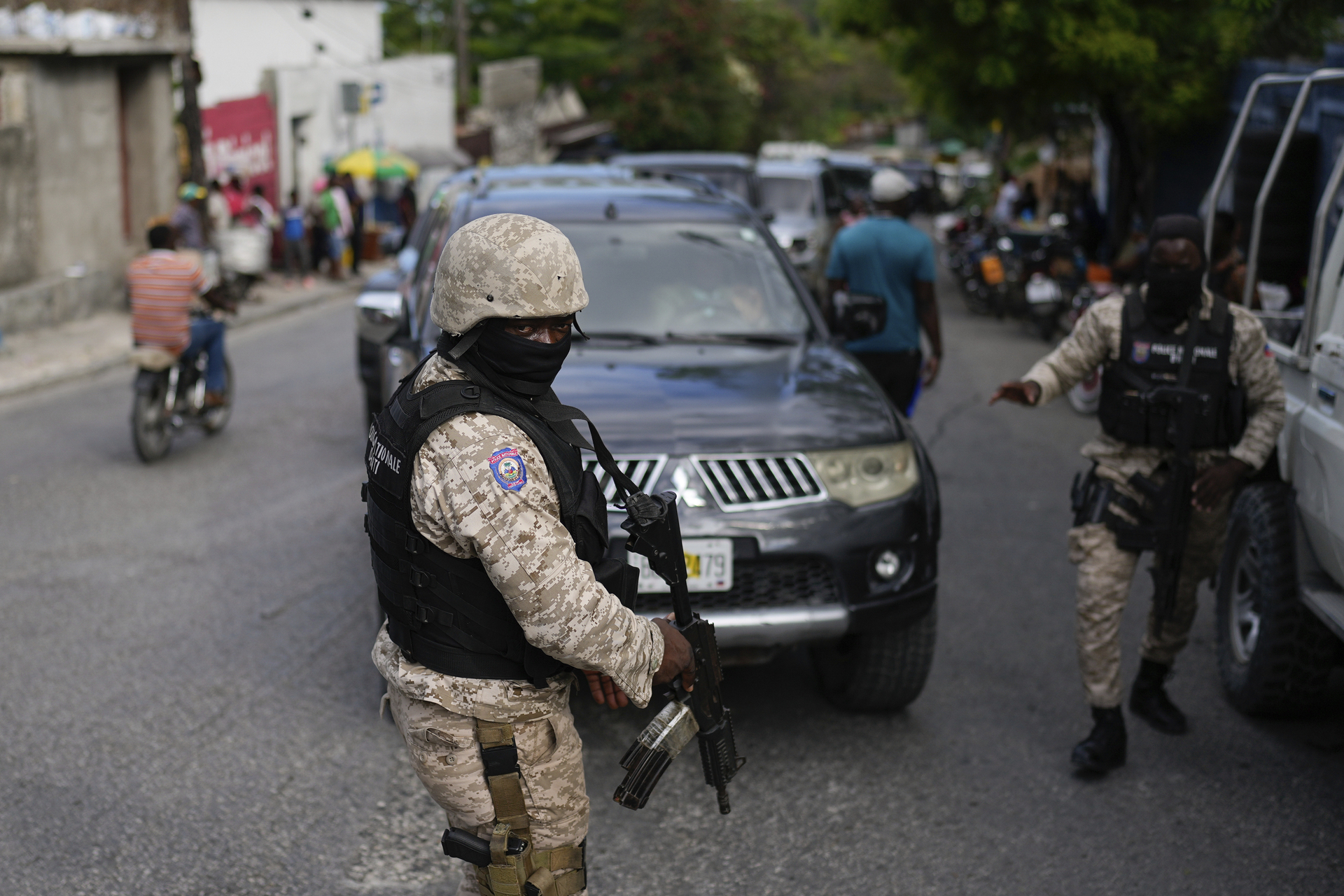 Un grupo de soldados se despliega fuera de la oficina del primer ministro en Puerto Príncipe, Haití. (EFE)