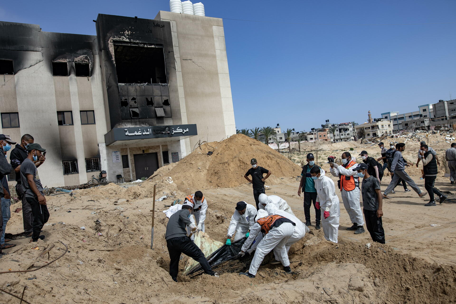 Los equipos de rescate de la defensa civil de la Franja de Gaza han recuperado ya 392 cadáveres de varias fosas comunes en el hospital Naser de Jan Yunis. (EFE)
