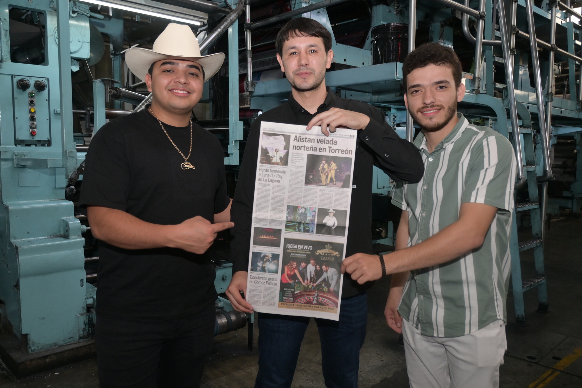Los chicos posan con la edición de la sección de Espectáculos del 26 de abril, donde sale una nota del evento. (Foto por Ramón Sotomayor) 