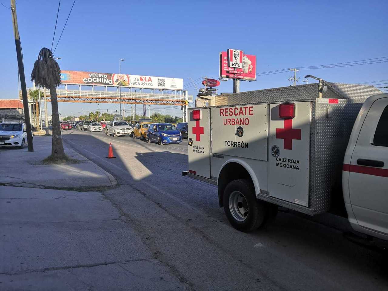 La Cruz Roja también se presentó en el lugar para revisar al conductor del taxi.