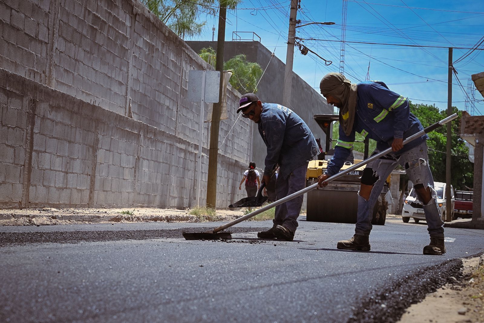 Se realizan trabajos de pavimentación en la avenida J. Agustín Castro, en Lerdo