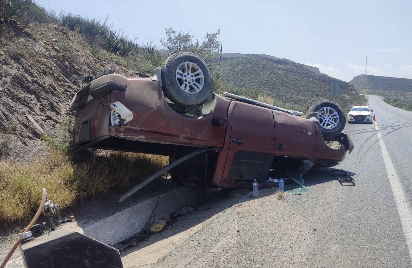 Vuelca comerciante en Carretera Federal 57 por exceso de velocidad