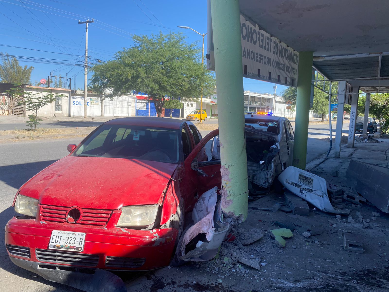 Conductor abandona su auto tras chocar con otro estacionado y proyectarlo contras una finca