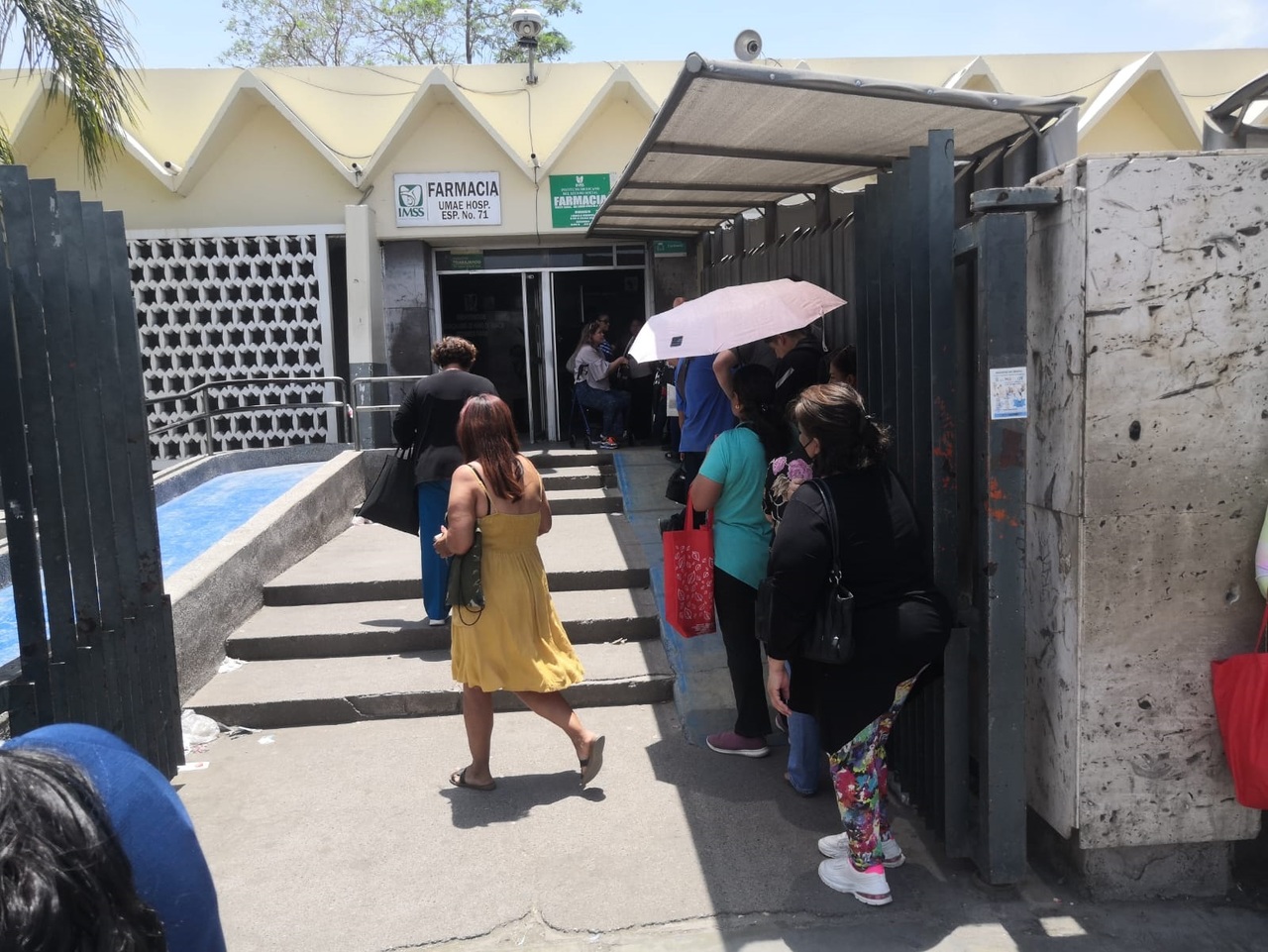 Alrededor de las 13:30 horas El Siglo de Torreón pudo constatar el bloqueo generado por pacientes del Seguro Social.