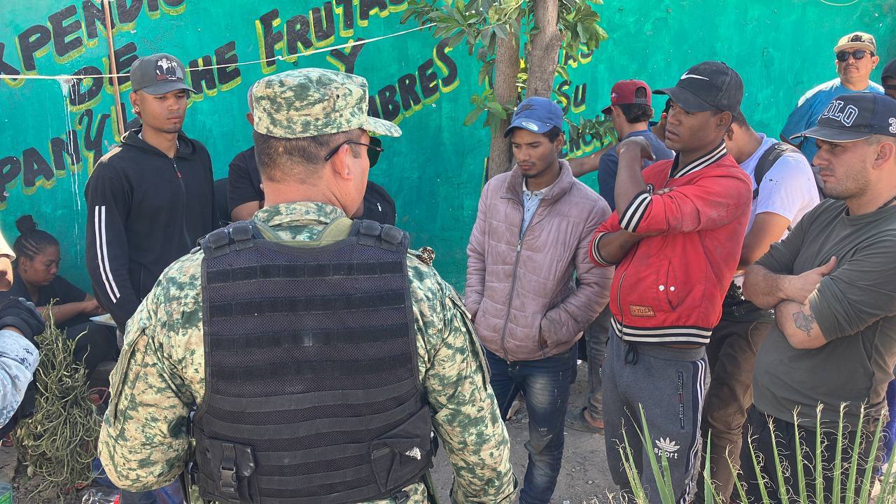 Elementos de Sedena y de la Guardia Nacional, revisaron las pertecencias de los migrantes ante sospecha de bombas molotov.