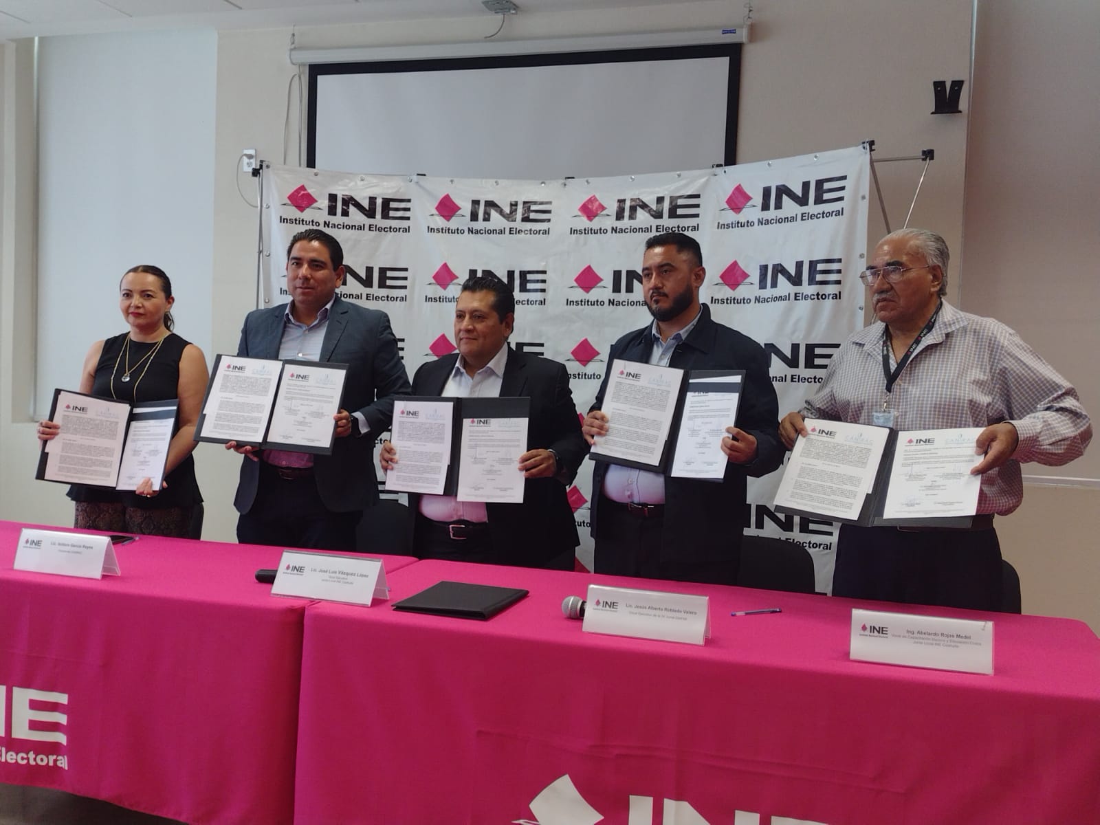 El INE en Coahuila y la Canirac Delegación Saltillo firmaron un convenio de colaboración. (ISABEL AMPUDIA)
