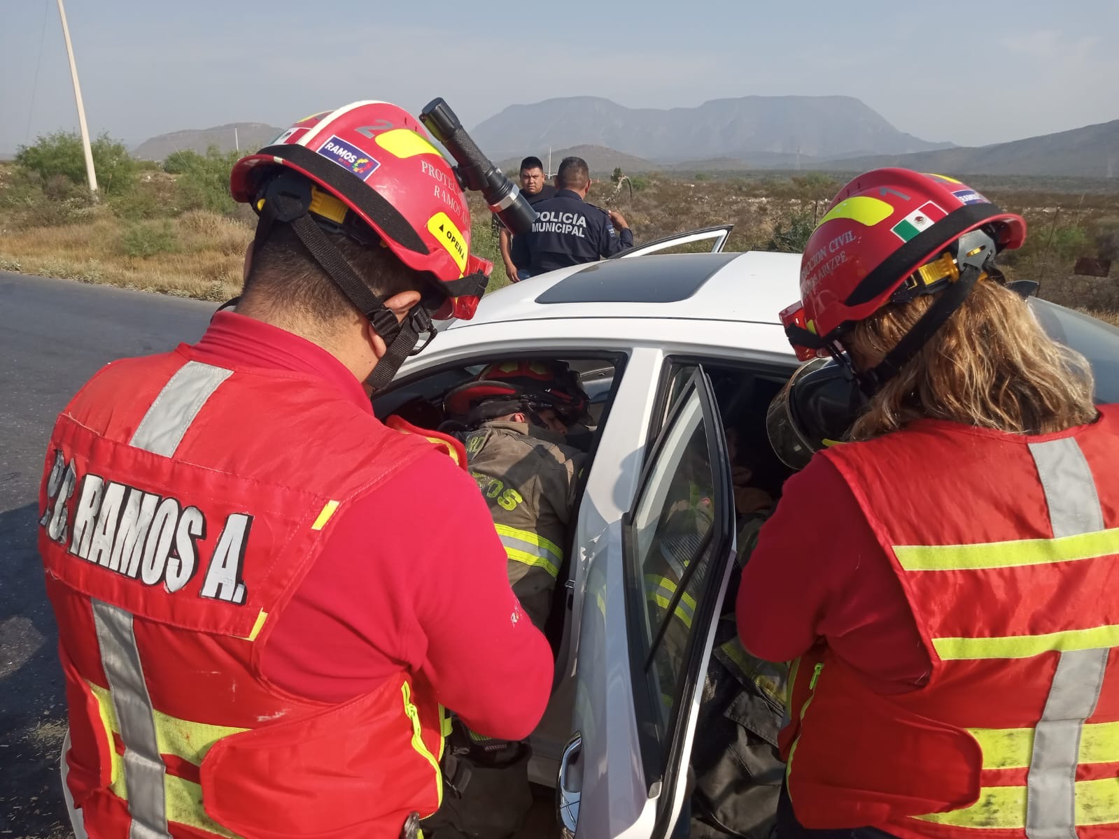 Hombre queda atrapado en su vehículo tras realizar mala maniobra al volante