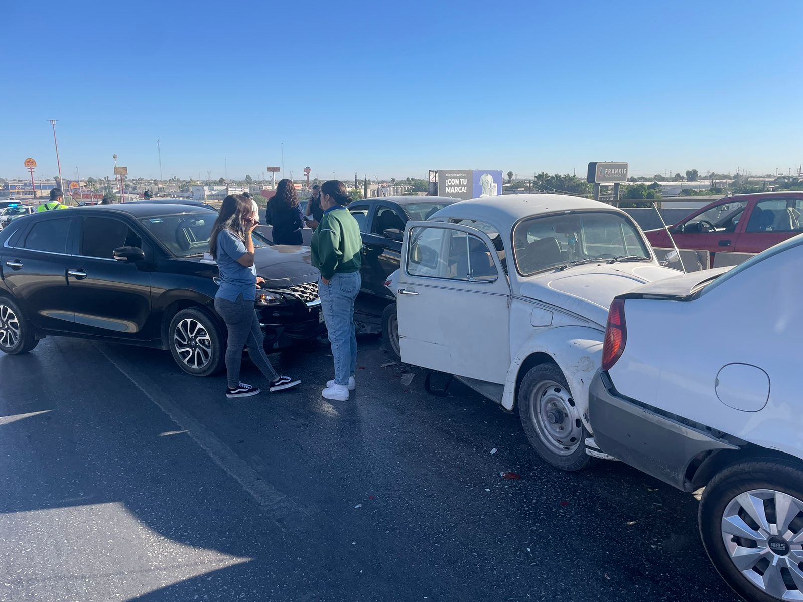 Autos involucrados en choque sobre el puente Tlahualilo de Gómez Palacio. 