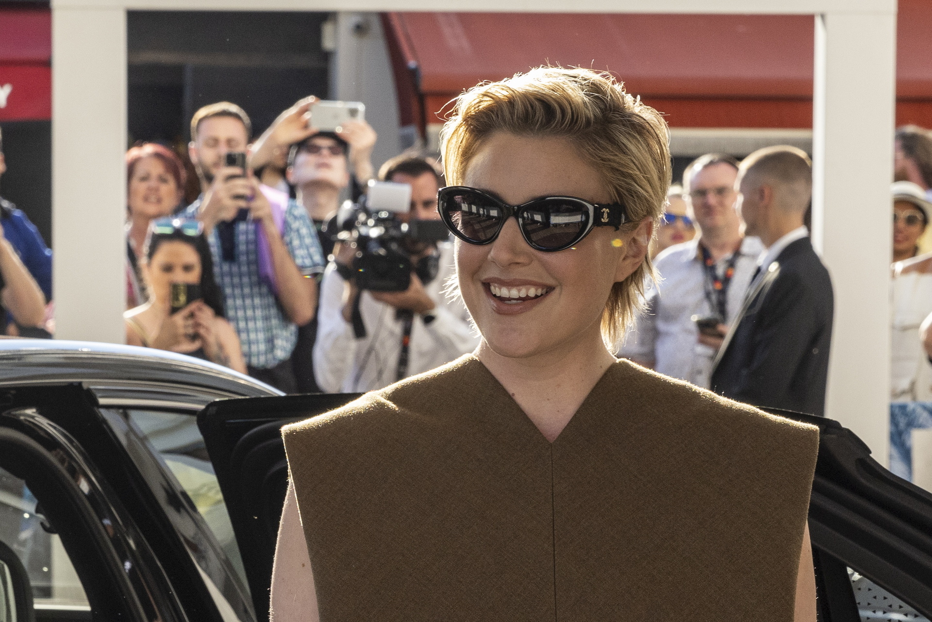 Greta Gerwig llega al Hotel Martinez previo a la edición 77 del Festival de Cannes. 