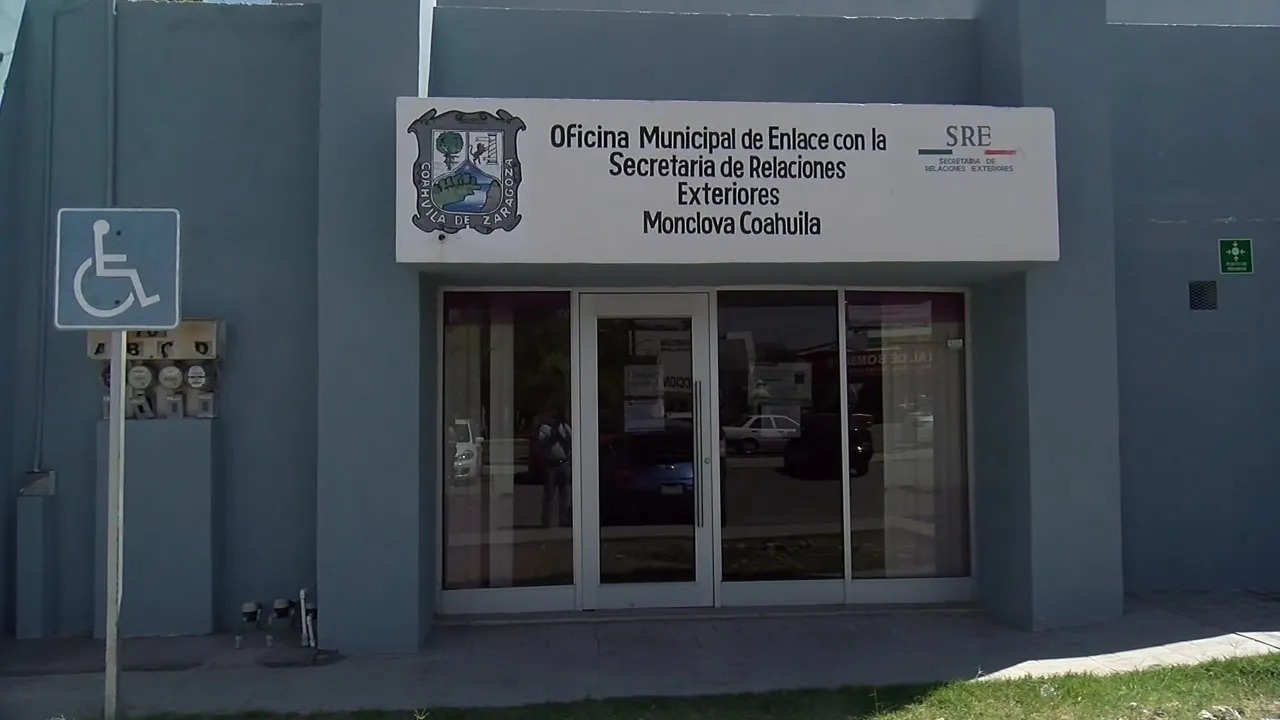 Policía vigila oficina de pasaportes en Monclova