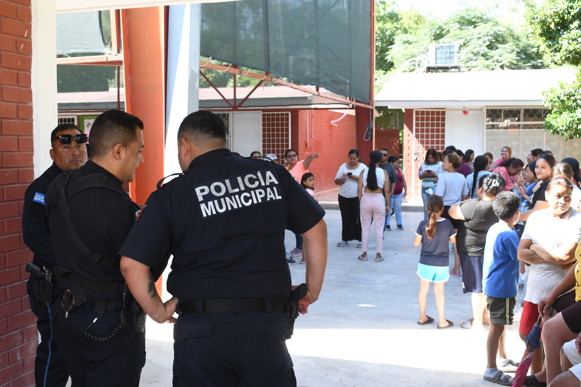 Policía Municipal atiende jardín de niños en Las Julietas. 