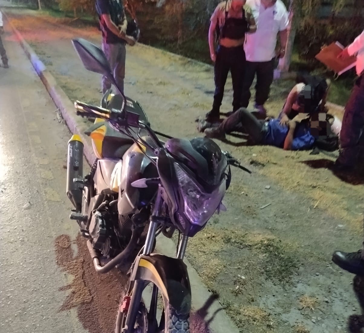 Joven se lesiona tras derrapar en su motocicleta en Gómez Palacio