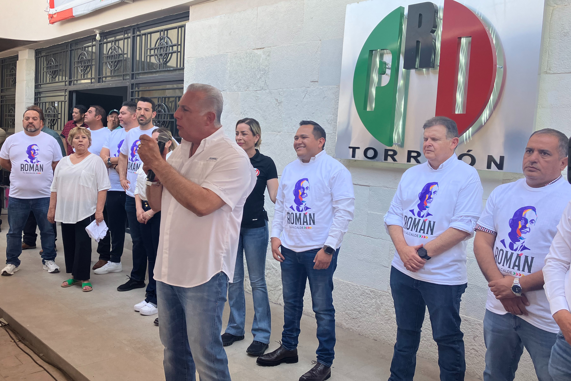 Comités del equipo de la esperanza, la democrática, coordinadores territoriales y cerca de 170 comités de Morena, encabezados por Cristian López, se sumaron al proyecto del candidato del PRI a la alcaldía de Torreón, Román Alberto Cepeda.