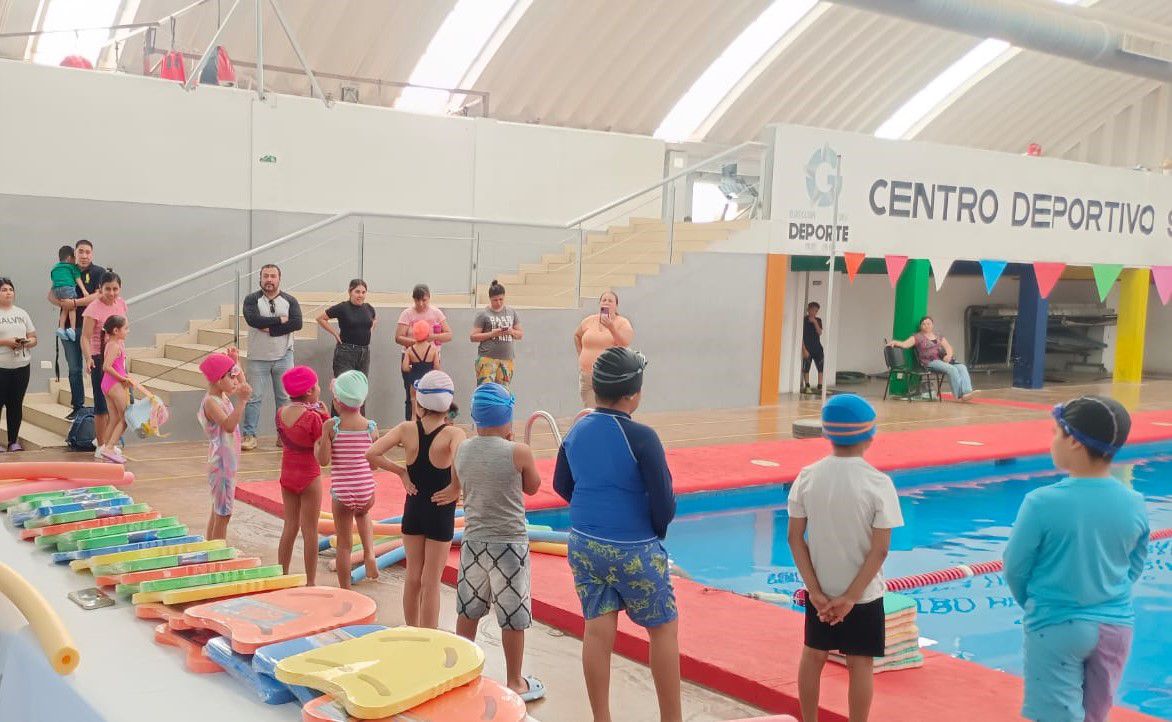 Los niños reciben en Gómez Palacio, las clases de natación (ESPECIAL)