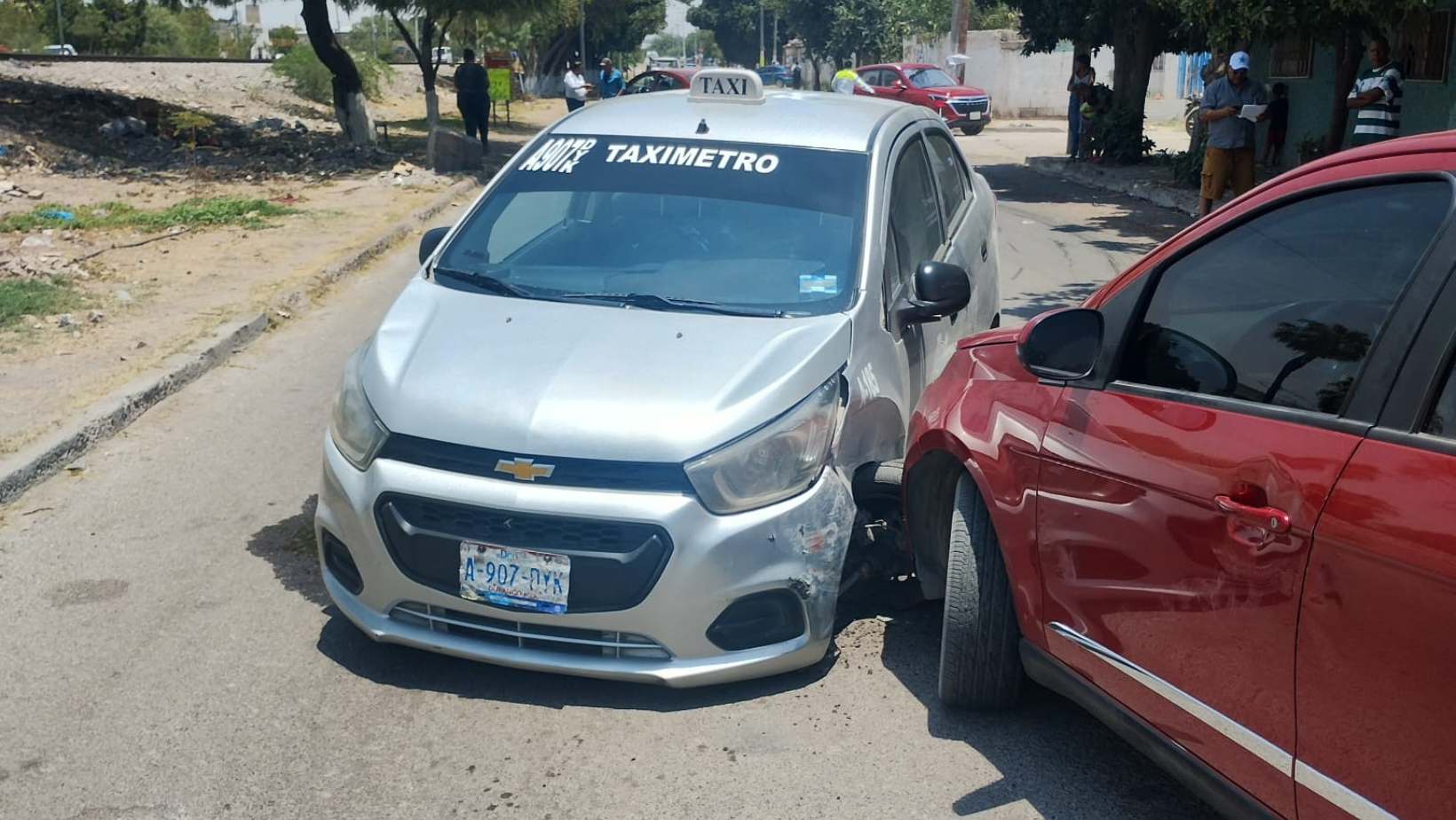 Taxi provoca accidente múltiple en colonia de Gómez Palacio