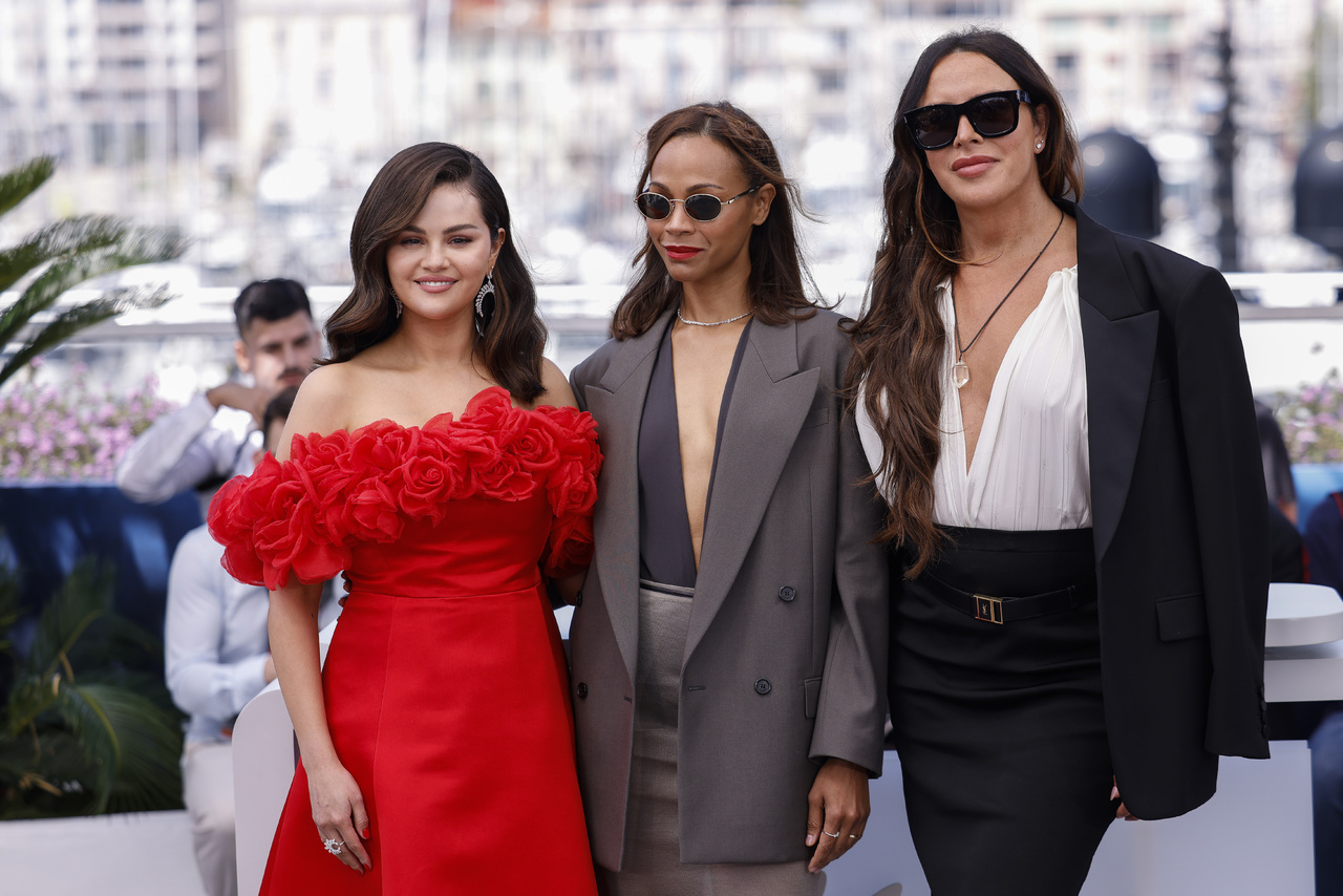 Figuras. Selena Gomez, Zoe Saldaña y Karla Sofia Gascón posando en la sesión de Emilia Perez en la 77a edición del Festival de Cine de Cannes.