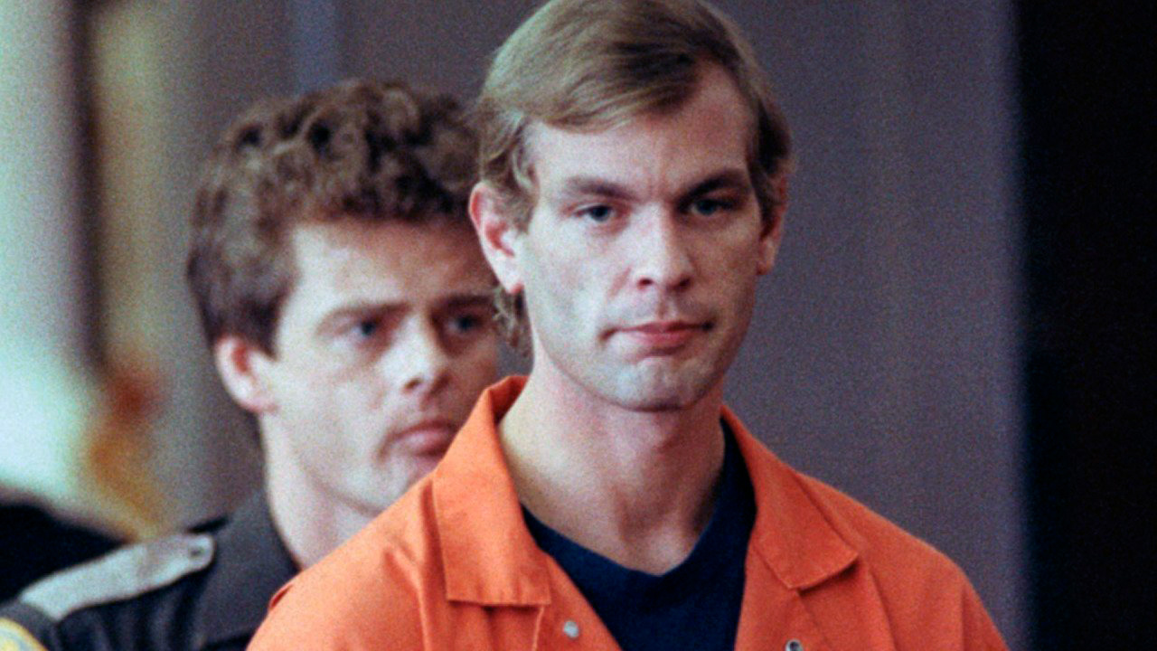 Jeffrey Dahmer fue el causante del asesinato de 17 personas. 'Psycho Killer' (1977), canción debut de la banda norteamericana Talking Heads habla sobre él.