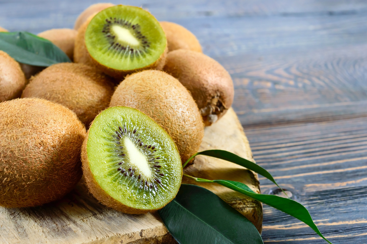 El kiwi aporta vitamina C, bioflavonoides y antocianinas.