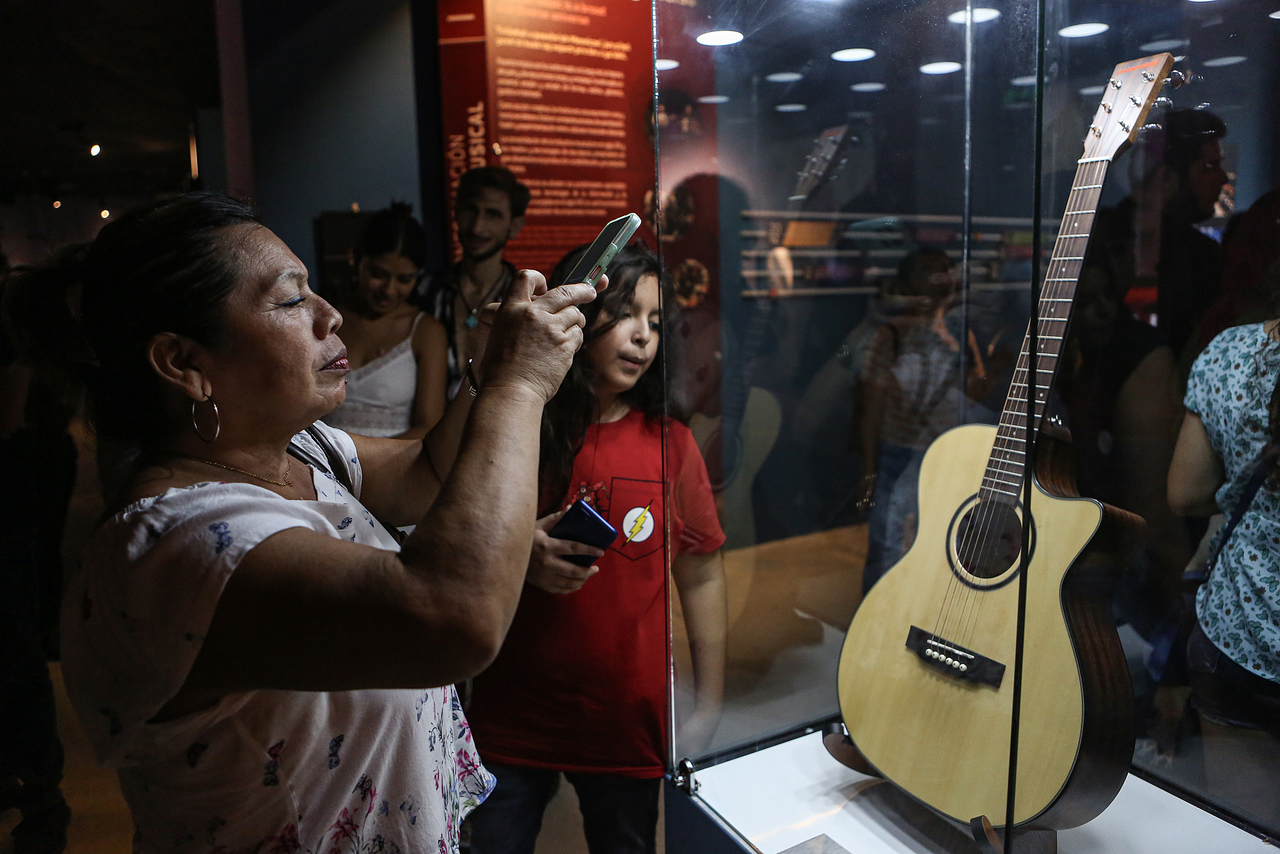Vínculo. Sanz donó al Museo interactivo el Palacio de la Música-Centro Nacional de la Música Mexicana la guitarra 'Curandera'.
