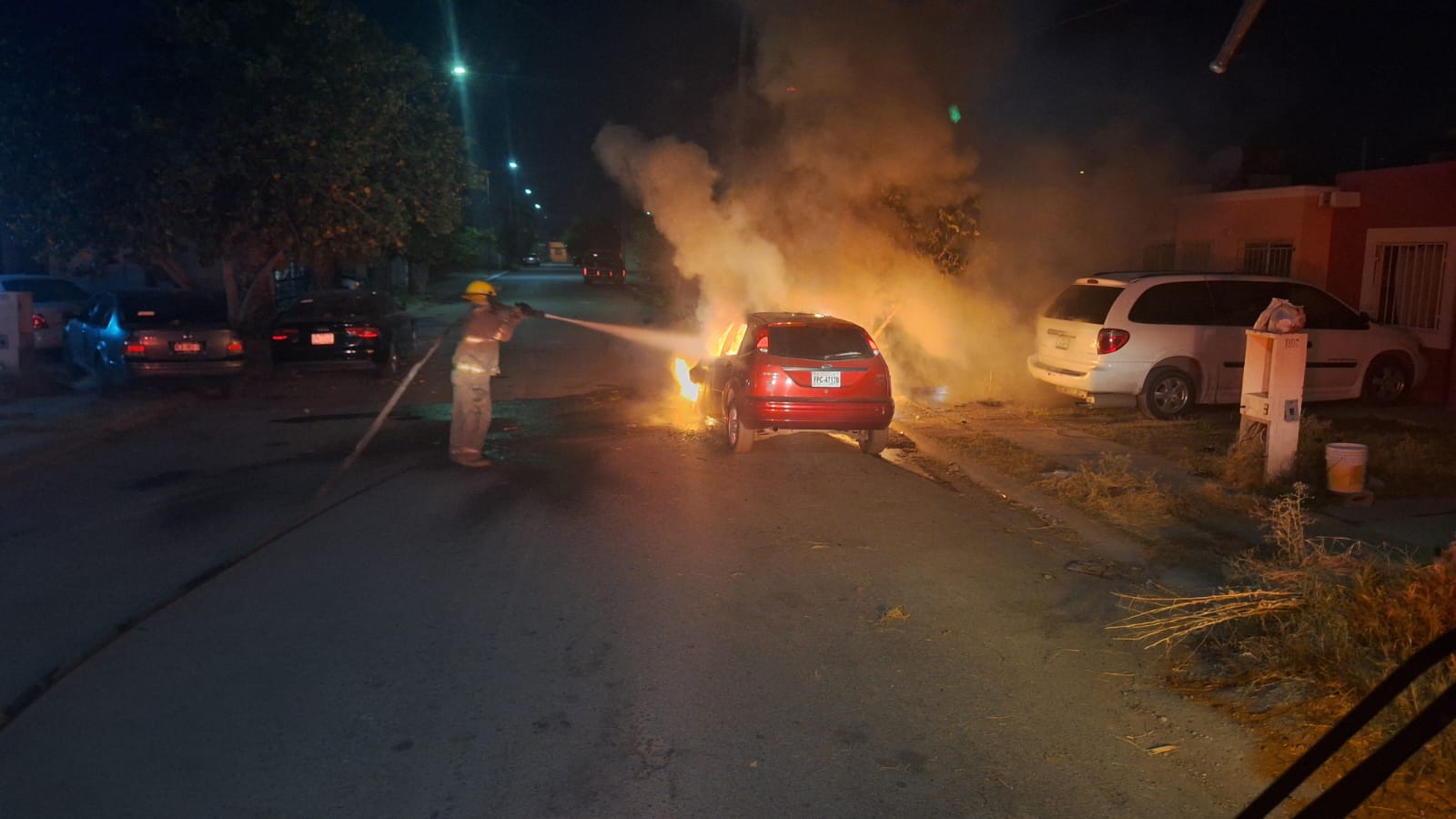 Auto se incendia en el Fraccionamiento Hacienda Santa María