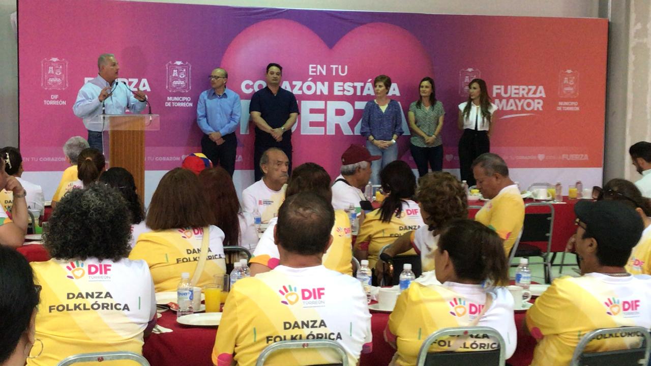 Donan electrocardiogramas para adultos mayores deportistas del DIF Torreón