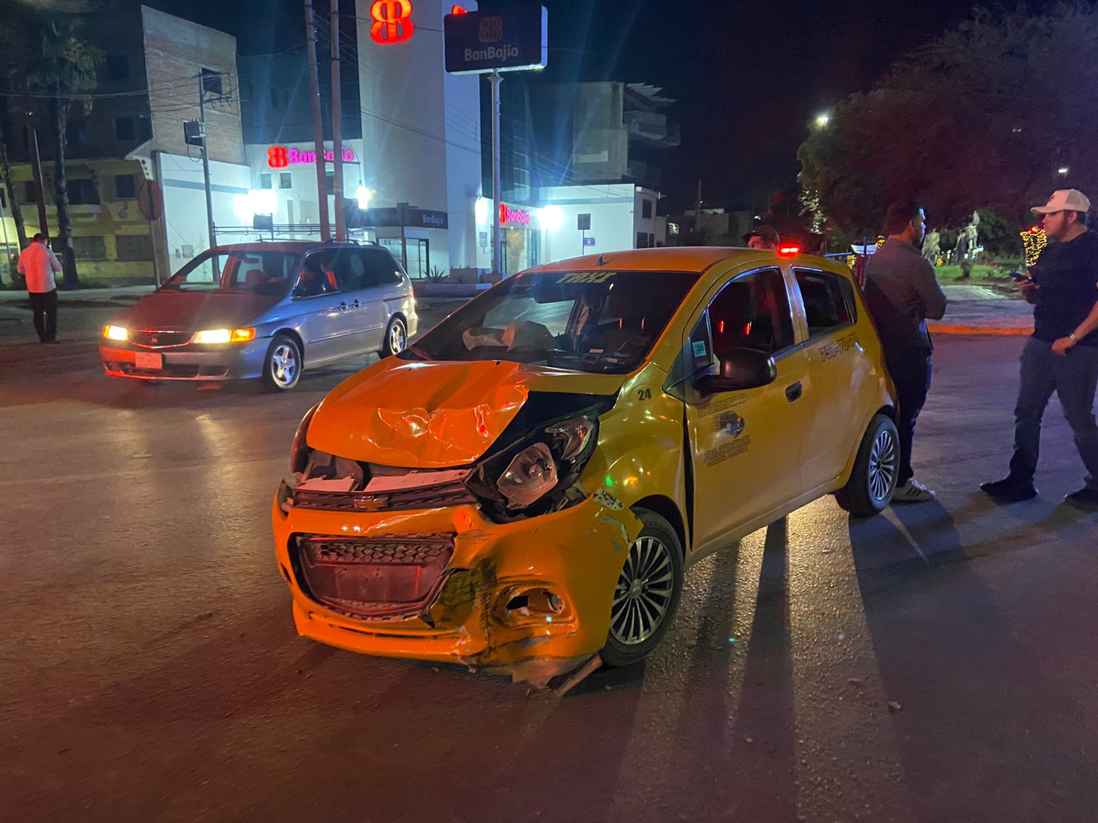 Pasajeros de taxi resultan lesionados en accidente en Centro de Torreón