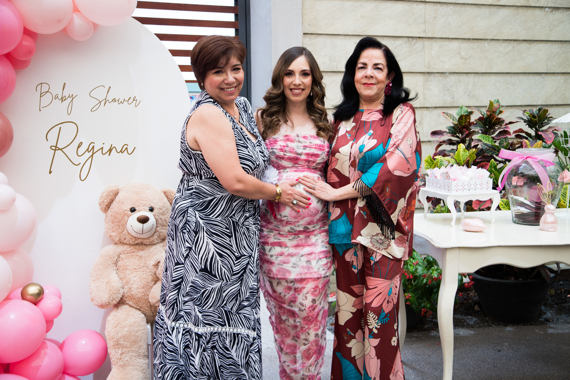 Karla Echavarri de Vélez junto a las organizadoras de su baby shower, su mamá Julieta Santoscoy de Echavarri y
su suegra Leticia Campos de Vélez (EL SIGLO DE TORREÓN / ENRIQUE CASTRUITA)
