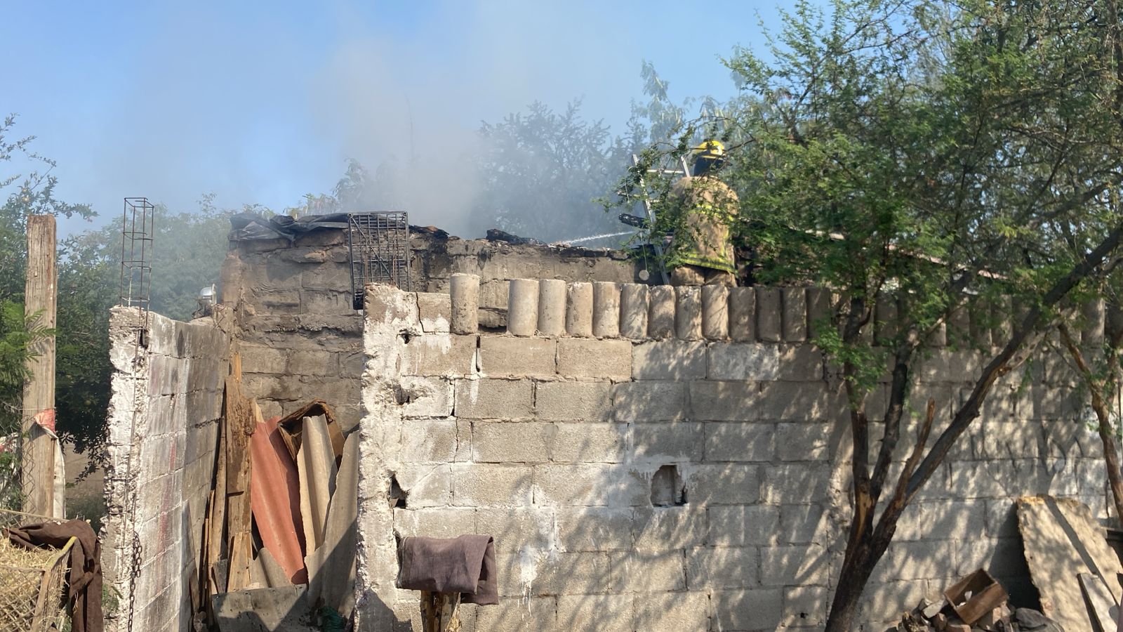 Fuego consume dos habitaciones de un jacal construido en la colonia Valle La Rosita de Torreón