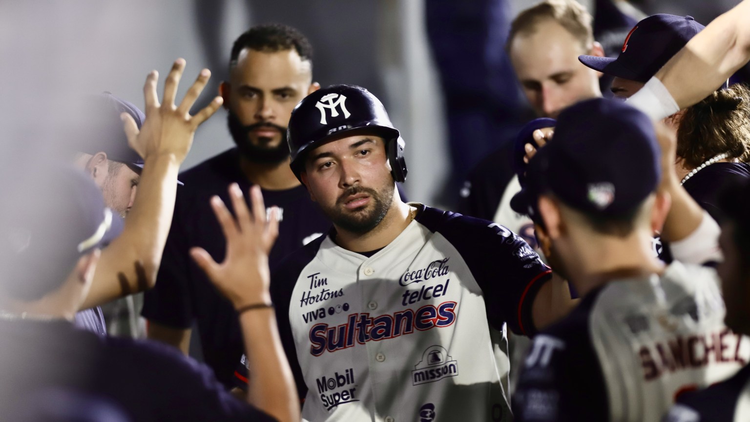 'Tito' Valenzuela lleva a Sultanes de Monterrey a tender a Bravos de León