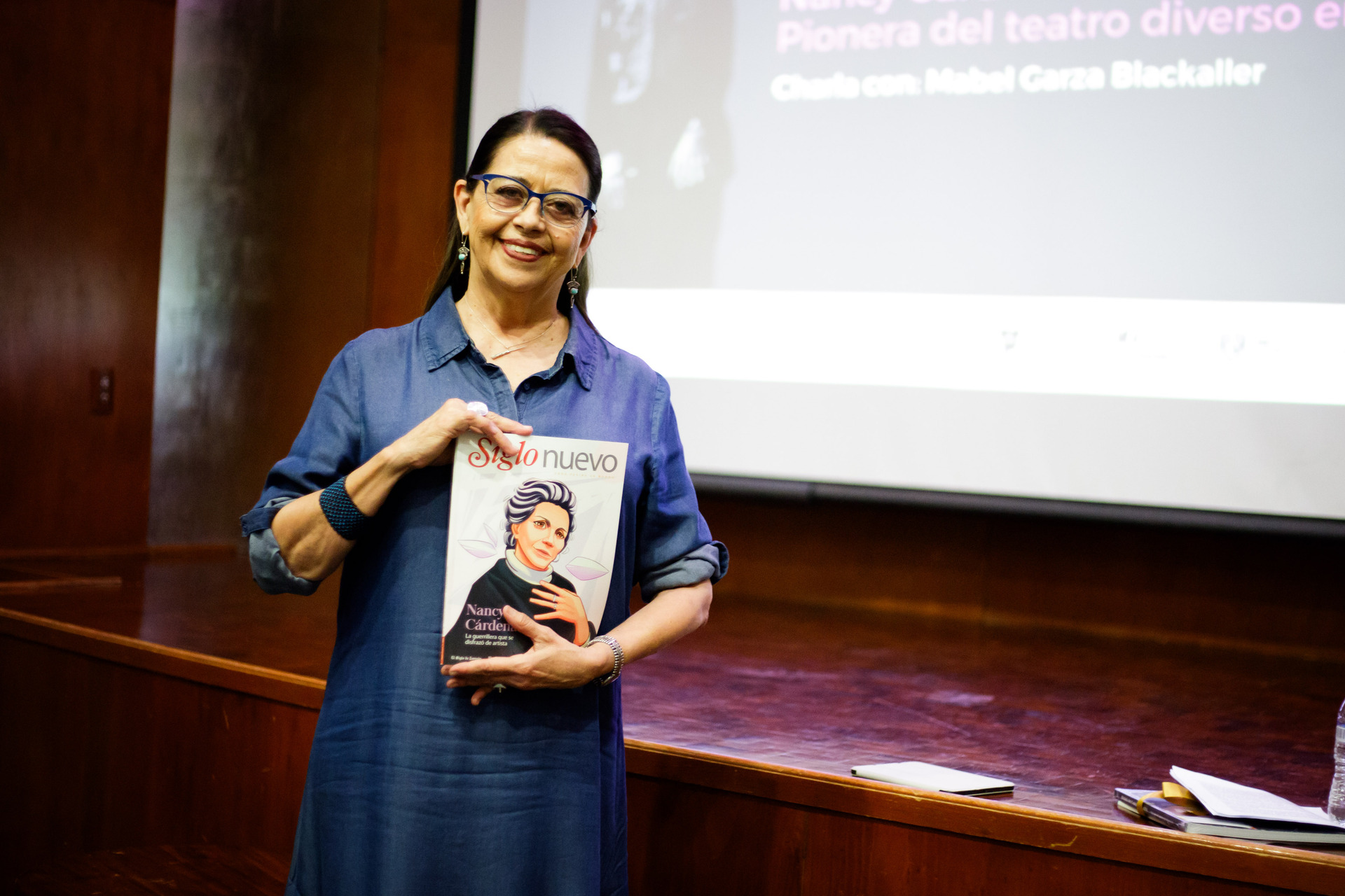 Mabel Garza sostiene un ejemplar de la revista Siglo Nuevo con el reportaje especial sobre la artista escénica coahuilense Nancy Cárdenas (EL SIGLO DE TORREÓN / ENRIQUE CASTRUITA)